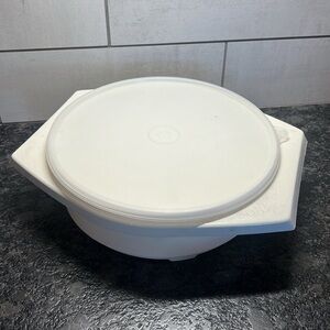 Vintage Tupperware Tortilla warmer.  In like new condition. Tight lid. I…